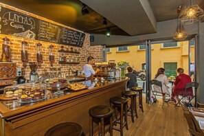 Bar (on property) - Meroddi Galata Mansion (Istanbul)