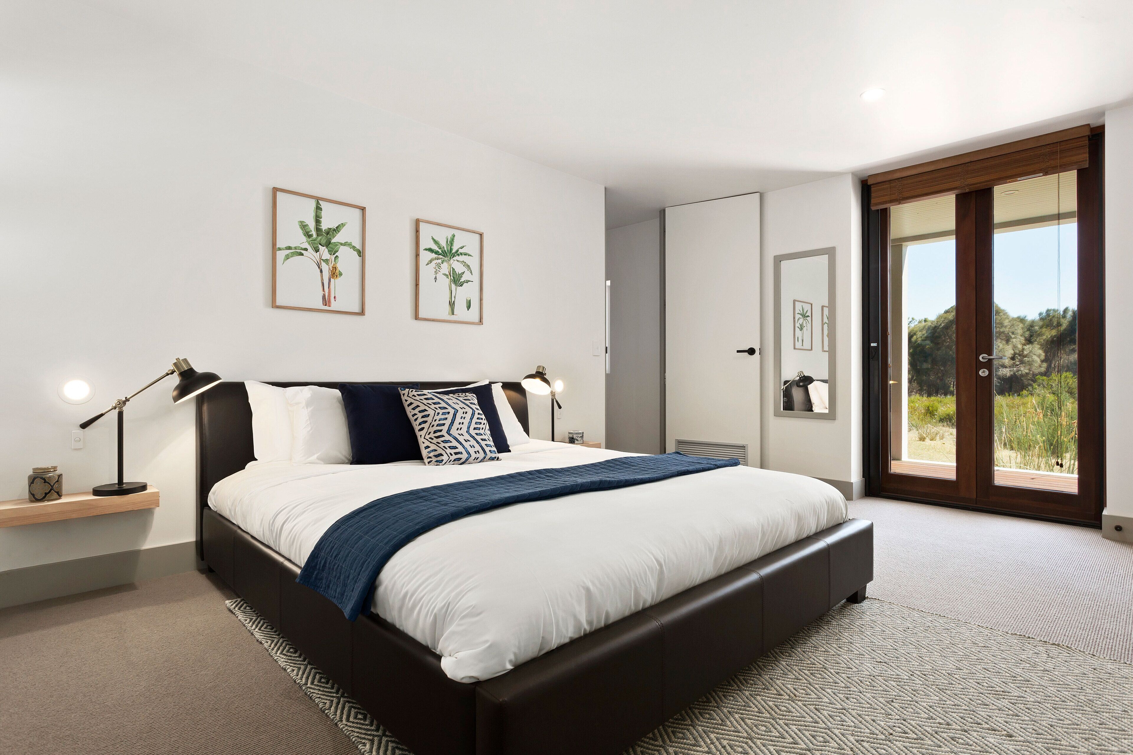 2 chambres, bureau, fer et planche à repasser, lit parapluie