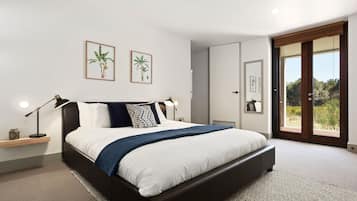 2 habitaciones, escritorio y tabla de planchar con plancha