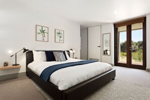 2 habitaciones, escritorio y tabla de planchar con plancha