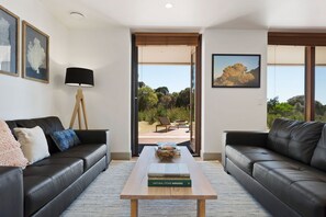 Smart TV, fireplace, DVD player, books - Secluded Luxury (Greens Beach)