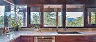 Chic Boulder Mountain Home w/ Hot Tub + Views
