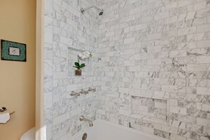 Dusche, Haartrockner, Handtücher