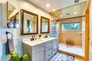 Kostenlose Toilettenartikel, Haartrockner, Handtücher