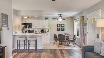 Een televisie, een dvd-speler en een stereo