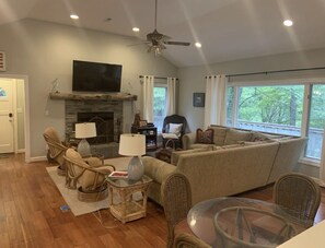 Älytelevisio, takka, videopelejä, DVD-soitin