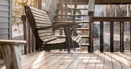 Lakefront property, spacious family retreat with private dock, hot tub & kayak