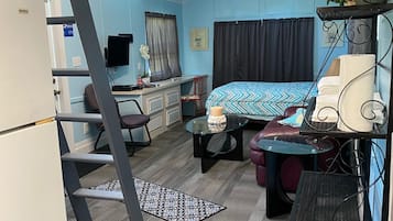 2 bedrooms, desk, WiFi, bed sheets