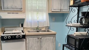 Coffee/tea maker, fridge, microwave, toaster - Coastal Cottage 522 Steinhatchee Florida (Steinhatchee)