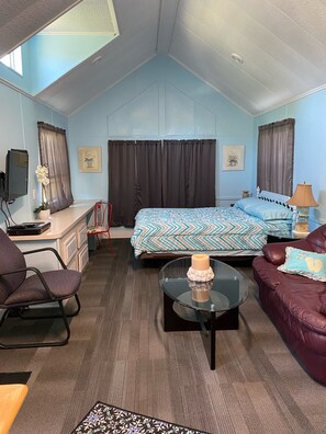 2 bedrooms, desk, WiFi, bed sheets