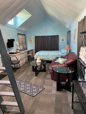 2 bedrooms, desk, WiFi, bed sheets