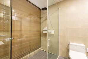 Superior-Zweibettzimmer | Badezimmer | Dusche, kostenlose Toilettenartikel, Haartrockner, Bademäntel