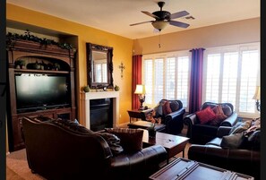 Smart TV, caminetto, libri, impianto stereo