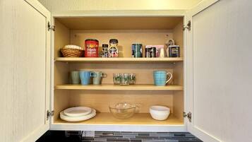 Een koelkast, een magnetron, een koffiezetapparaat/waterkoker