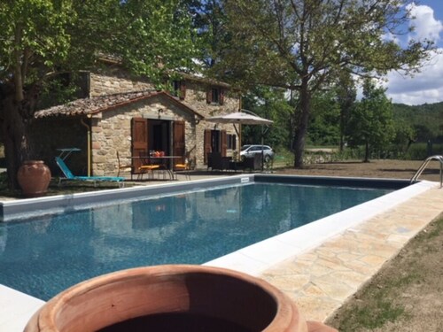 Lovely cottage on Tuscany border with private pool