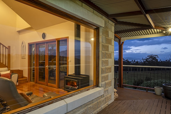 Familjehus - 3 sovrum - eldstad - havsutsikt | Vardagsrum | 51-tums smart-tv med satellitkanaler, tv och eldstad