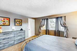 2 bedrooms, iron/ironing board, free Internet, bed sheets