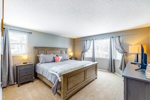 2 bedrooms, iron/ironing board, free Internet, bed sheets