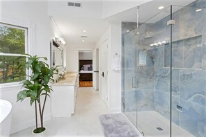 Combined shower/bathtub, jetted bath, hair dryer, towels