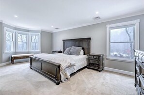 6 bedrooms, desk, iron/ironing board, free WiFi