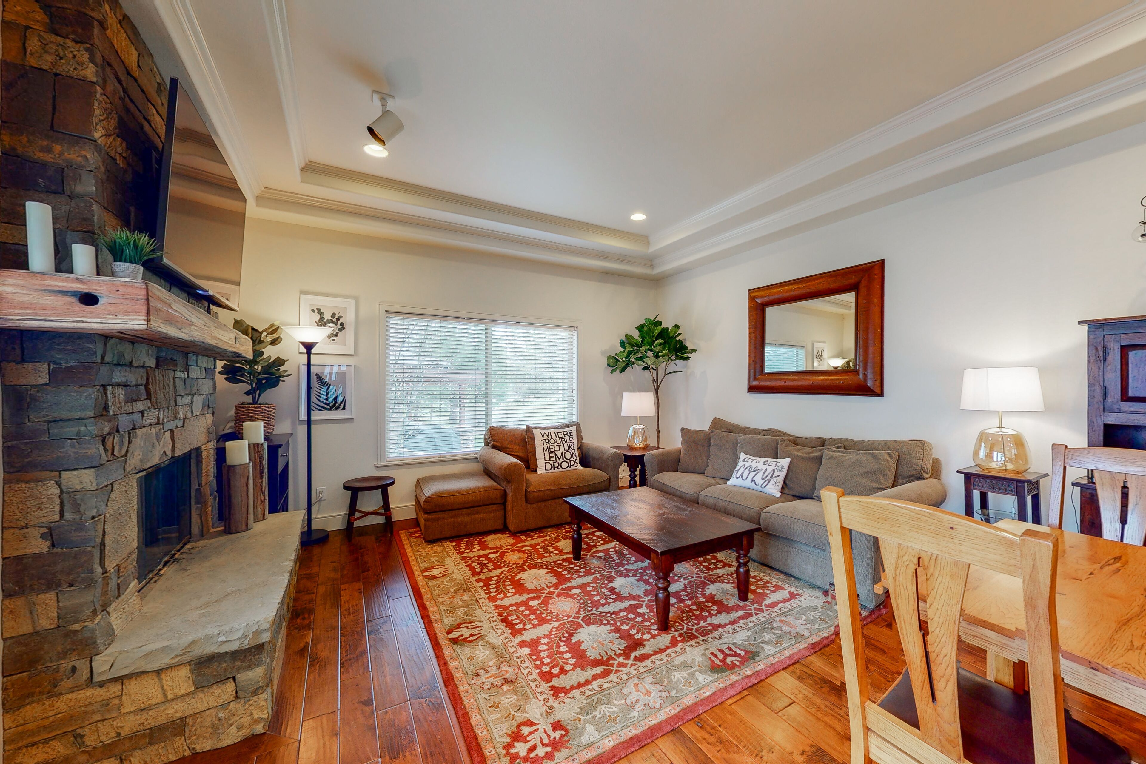 Broken Top townhome with private hot tub, deck, grill, fast WiFi, & washer/dryer