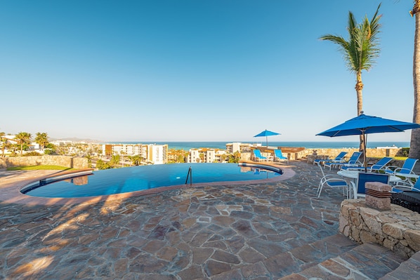 Piscina de vora infinita i piscina climatitzada