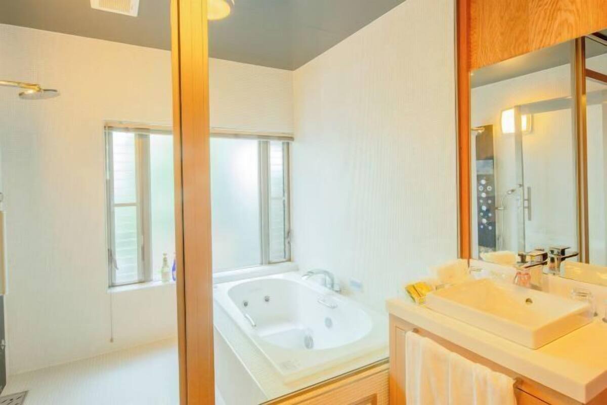 Bathroom | Separate bathtub and shower, free toiletries, hair dryer