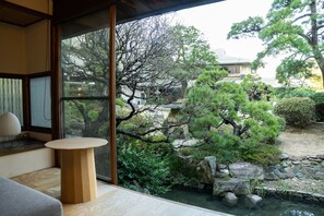 Down comforters, free WiFi, bed sheets - Suisui Garden Ryokan (Kitakyushu)