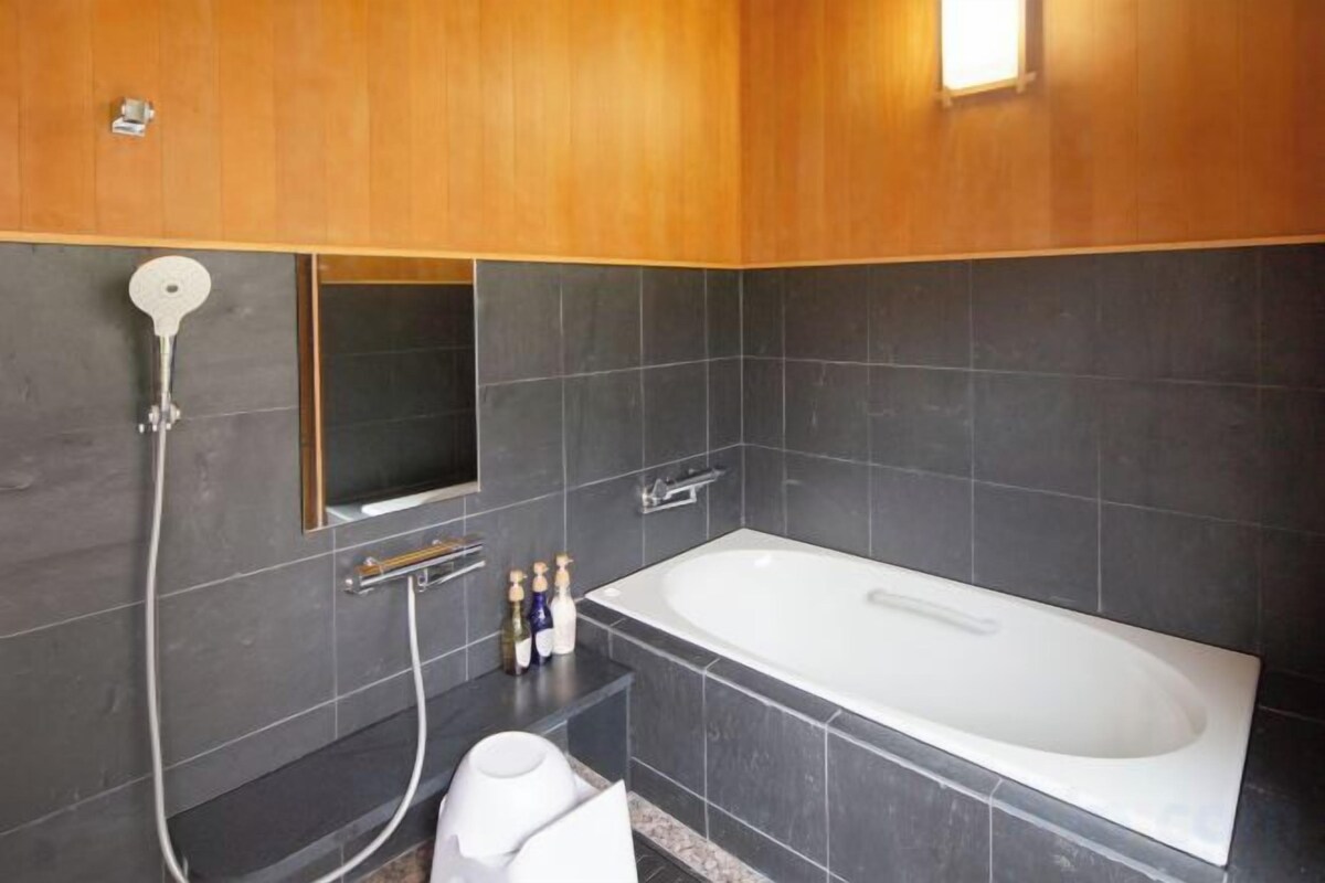 Baño | Tina y regadera independientes y amenidades de baño gratuitas