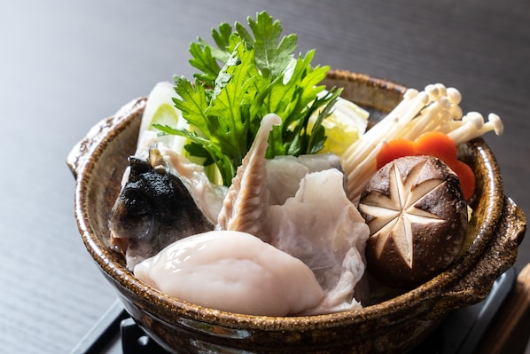 A bowl of assorted seafood and vegetables. - Suisui Garden Ryokan (Kitakyushu)