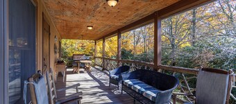 Heaven's View - With Hot Tub and just 10 minutes to Blowing Rock, just off of Blue Ridge Parkway