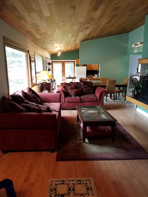 Smart TV, fireplace, books, stereo