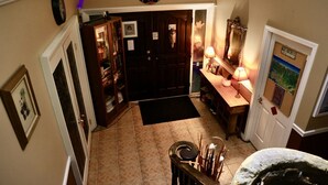 A hallway with a door leading to a room, a small desk with a lamp, and a framed picture on the wall. - 🔳 48% discount • Steam Shower • 9 mins @ Airport  (Richmond)