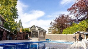 A backyard with a swimming pool, wooden deck, and a covered patio area. - 🔳 48% discount • Steam Shower • 9 mins @ Airport  (Richmond)