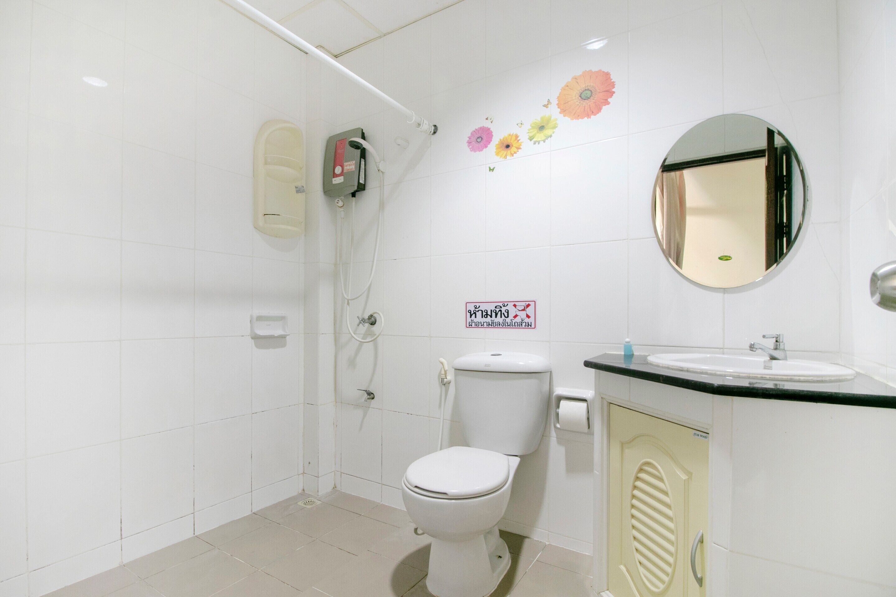 Premier tweepersoonskamer | Badkamer | Een douche, een bidet, handdoeken, zeep