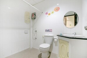 Premier Double Room | Bathroom | Shower, bidet, towels, soap - OYO 75390 Sunee Place Hotel (Ban Chang)