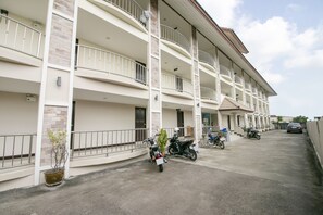 Exterior - OYO 75390 Sunee Place Hotel (Ban Chang)