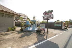 Exterior - OYO 75390 Sunee Place Hotel (Ban Chang)