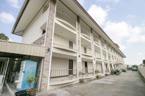 Exterior - OYO 75390 Sunee Place Hotel (Ban Chang)