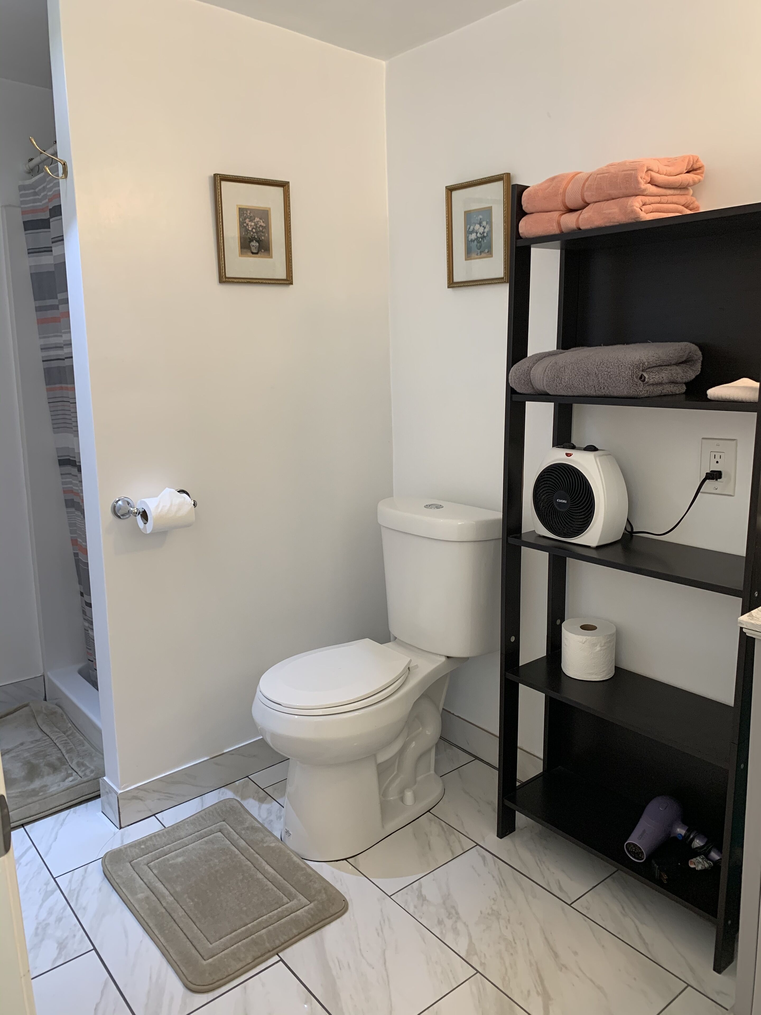 Dusch, hårtork, handdukar och tvål