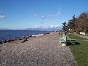 Ranta lähistöllä, rantapyyhkeitä
