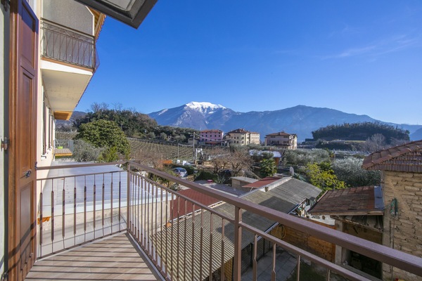 Der Balkon mit herrlichem Blick auf die Berge in Richtung See