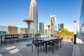 Outdoor dining - Bright 2BR w/ Gym, Rooftop, near Instagram & Facebook, by Blueground (San Francisco)