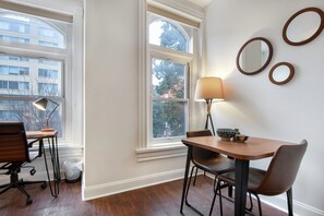 Dining - Central Dupont Circle 1BR near metro & GW, by Blueground (Washington, D.C.)