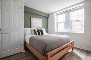 1 habitación, tabla de planchar con plancha, wifi y ropa de cama