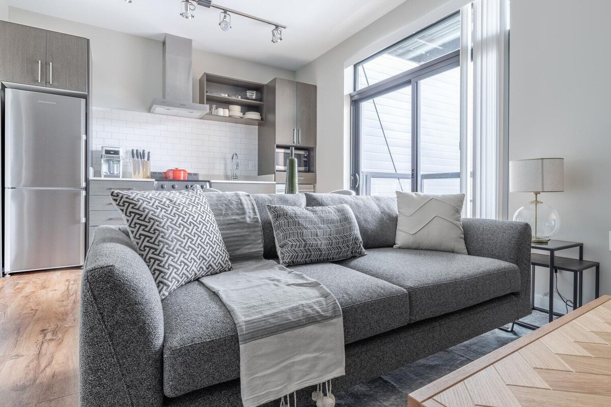 Lux Mount Vernon 1BR w/ Gym, Rooftop, W/D, walk to Metro, by Blueground