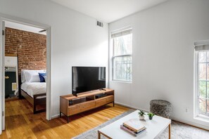 2 bedrooms, iron/ironing board, WiFi, bed sheets - Crisp Dupont Circle 2BR nr. U Street, Metro & Glen’s Mkt, by Blueground (Washington, D.C)