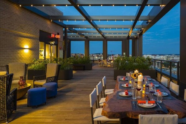 Outdoor dining - Airy Mount Vernon 1BR w/ Gym, Pool, nr. NoMa & Metro, by Blueground (Washington, D.C.)