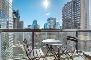 Outdoor dining - Lush 2BR near Times Square w/ Indoor pool + Gym by Blueground (New York)