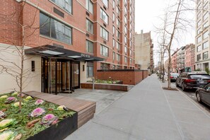 Exterior - Immaculate Chelsea 1BR w/ Water views + Doorman by Blueground (New York)